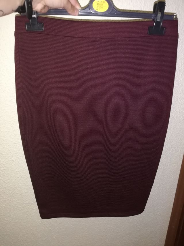Falda granate. Talla 40. Marca Atmosphere Primark