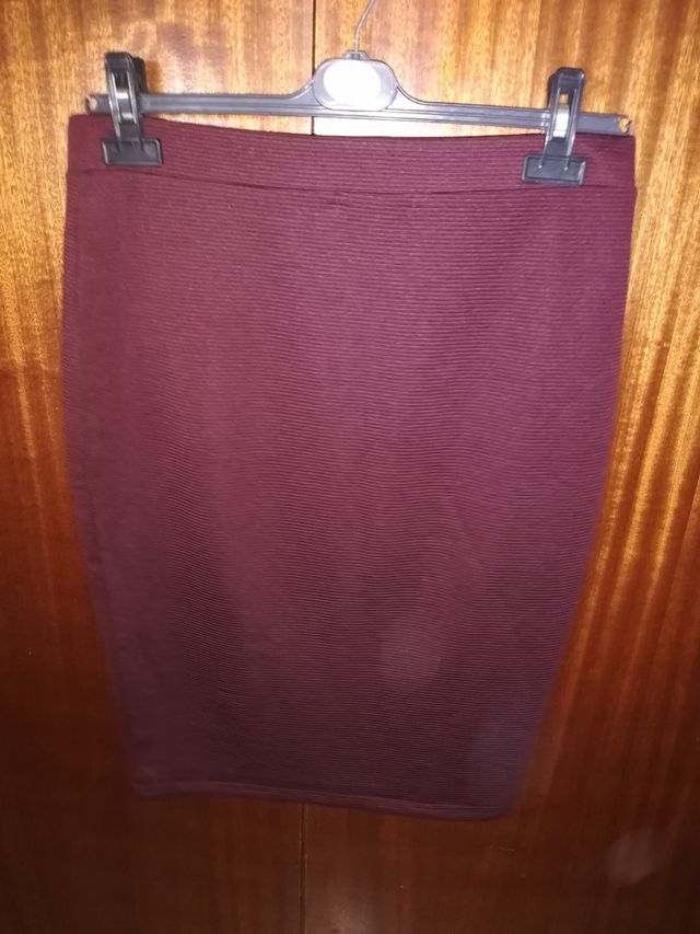 Falda granate. Talla 40. Marca Atmosphere Primark