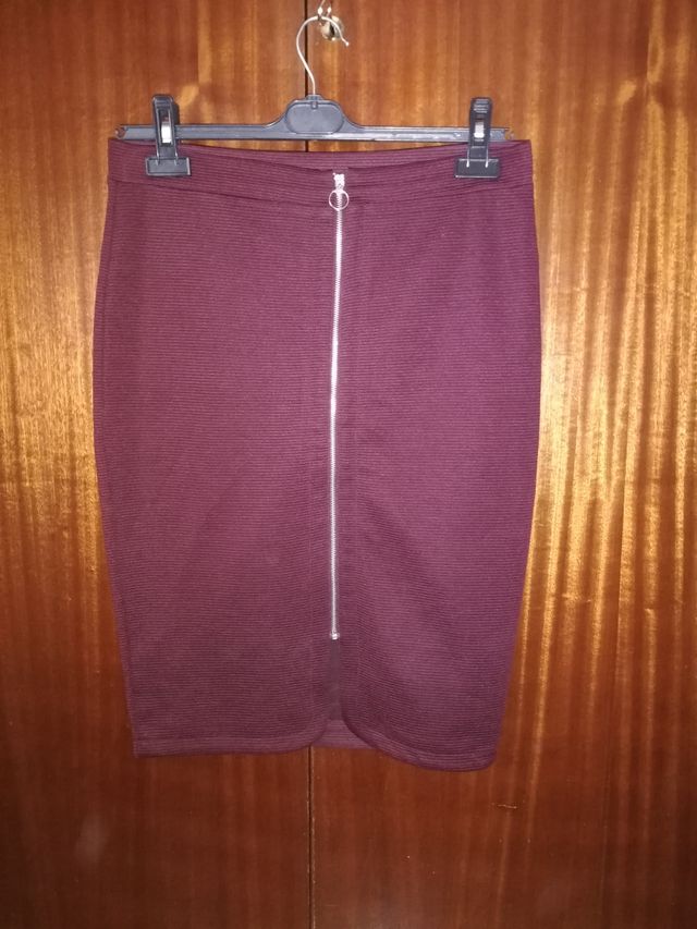 Falda granate. Talla 40. Marca Atmosphere Primark