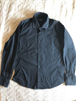 camisa negra entallada hombre