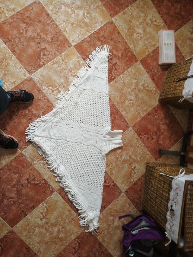 Poncho blanco ideal para el Rocio