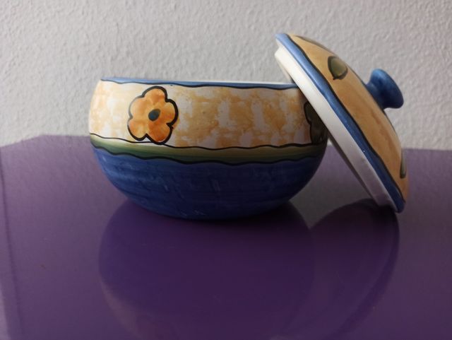 Bote de cerámica pintado, con tapadera.