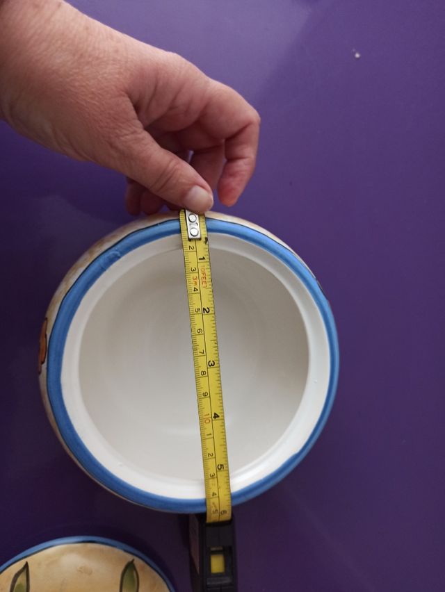 Bote de cerámica pintado, con tapadera.