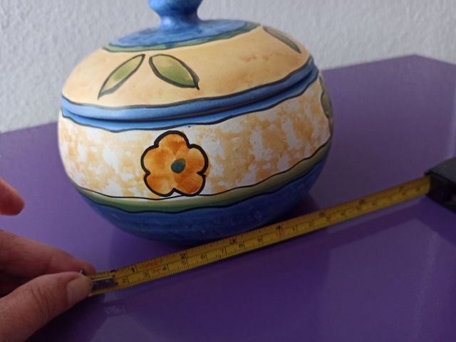 Bote de cerámica pintado, con tapadera.