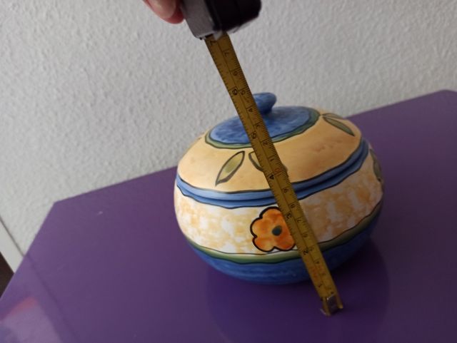 Bote de cerámica pintado, con tapadera.