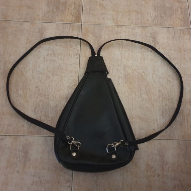 Bolso mochila de piel negro.