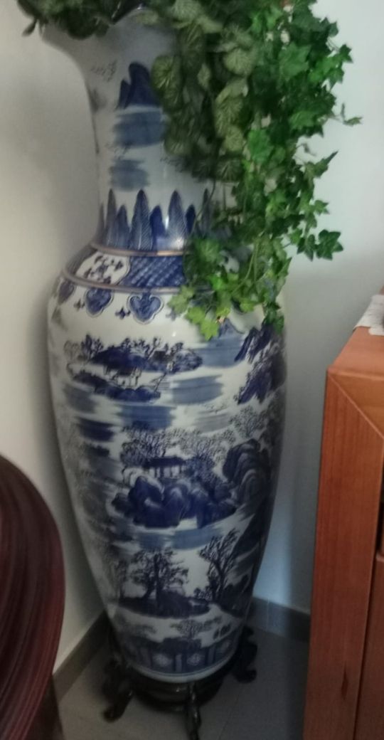 Gran Jarrón porcelana y pié incluido.