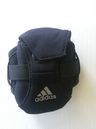 Brazalete deportivo para teléfono marca Adidas de segunda mano por 5 EUR en  Fuenlabrada en WALLAPOP
