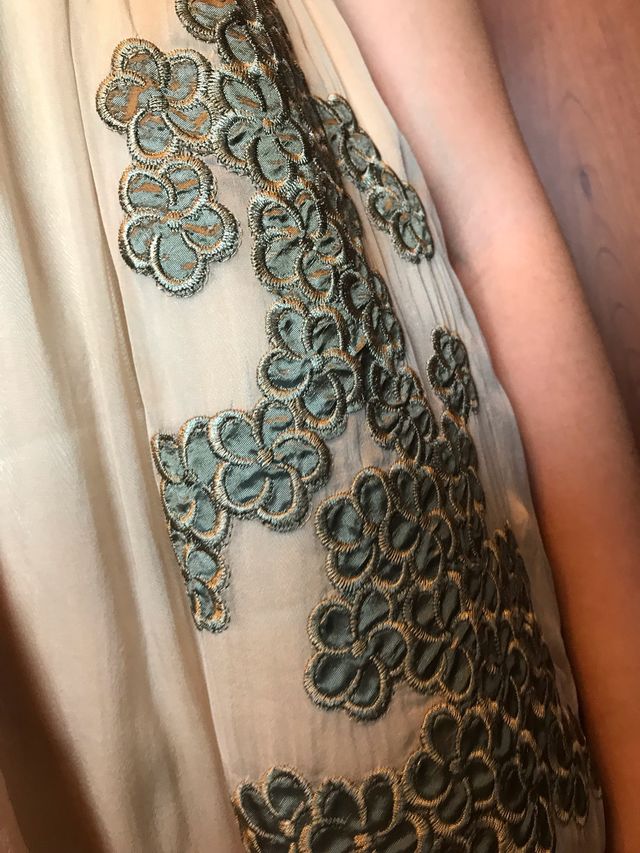 Vestido en seda y gasa bordada talla S