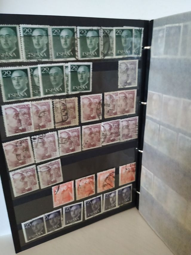 Album clasificador con sellos de Franco