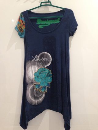 Vestidocamiseta larga Desigual de segunda mano por 30 € en Vestidocamiseta larga Desigual de segunda mano por 30 € en