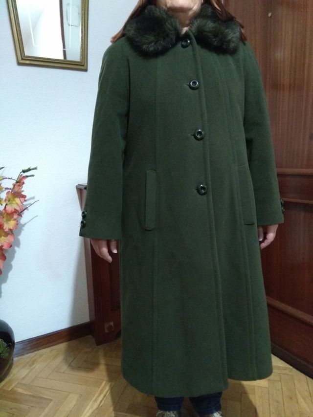Abrigo de mujer verde muy elegante