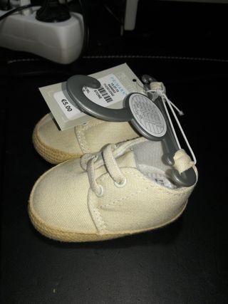 Zapatillas bebe primark de segunda mano por 4 EUR en Sonseca en WALLAPOP