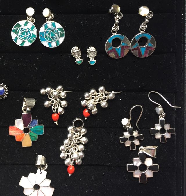 Plata peruana incrustada con piedras
