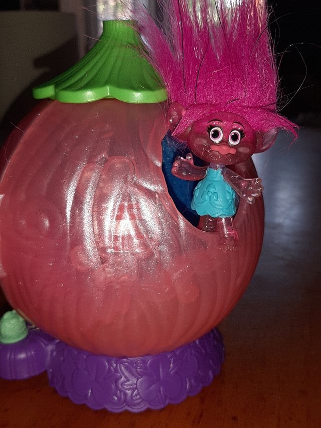 casa con luz+ poppy ,  mini troll,son originales .