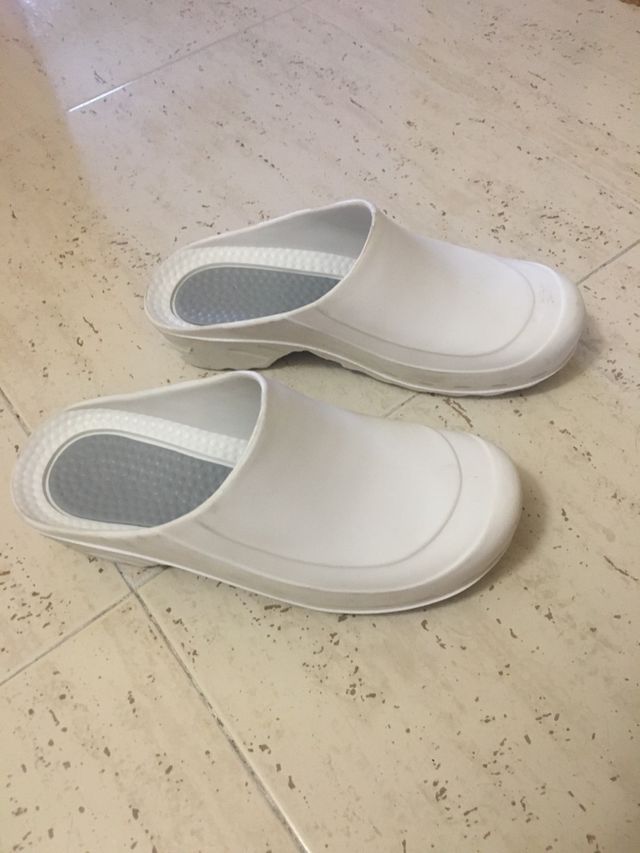 Zuecos blancos