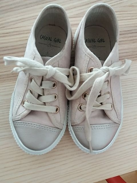 Zapatillas color crema. 24-25