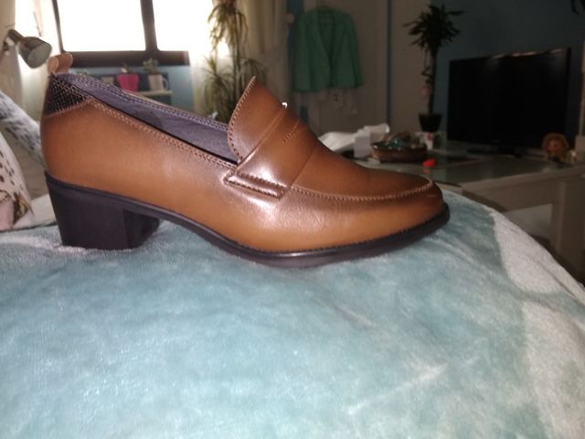 Zapatos nuevos de piel.