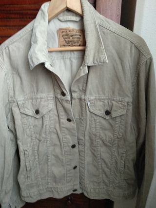 Chaqueta pana Levis marrón TM de segunda mano por 30 EUR en Málaga en  WALLAPOP