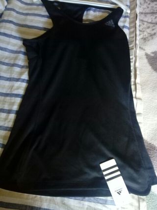 camiseta deporte con sujetador incorporado