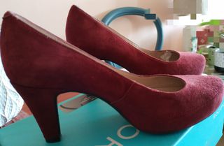 ZAPATOS ROJOS DE PIEL UNISA TALLA 36 de segunda mano por 28 EUR en Madrid  en WALLAPOP