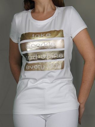 camiseta blanca con letras doradas
