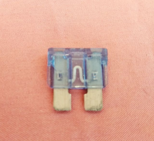 Cargador universal coche + 15 clavijas + fusible