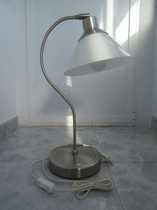 Lámpara de mesa IKEA, 15€. de segunda mano por 15 € en Lámpara de mesa de segunda mano por 15 € en Madrid en WALLAPOP