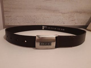 Cinturon Levi\\'s hombre Junior XS piel marron de segunda mano por 10 EUR en  Barcelona en WALLAPOP