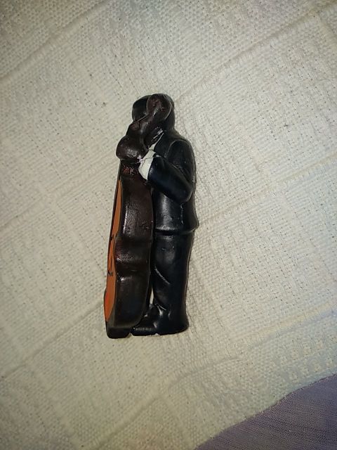 Figura escayola. 9 cm. Chelo