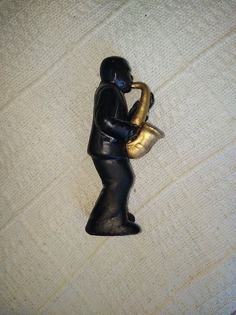 Figura escayola. 9 cm. Saxofón
