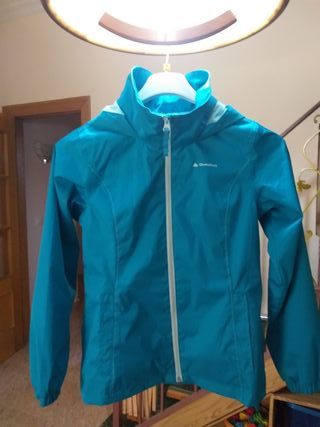 Cortavientos azul de niña. Talla 12 Quechua de segunda mano en Los Dolores  en WALLAPOP