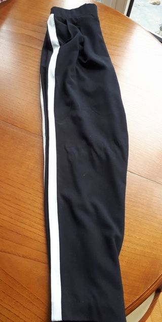 Pantalones negros con raya blanca de segunda mano por 10 EUR en Infiesto en  WALLAPOP