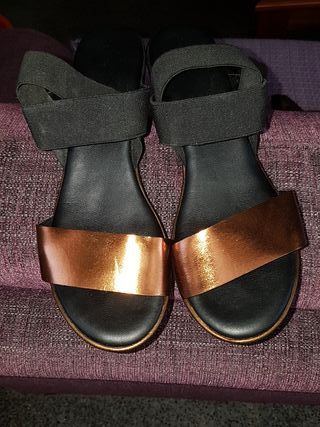 sandalias color cobre