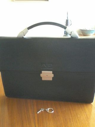 Portadocumentos Adolfo Dominguez de segunda mano por 15 EUR en Madrid en  WALLAPOP