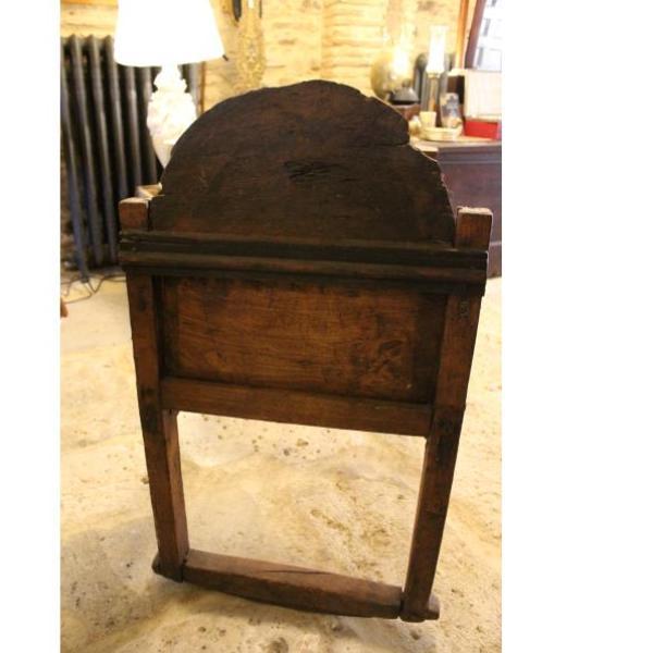 Antigua cuna artesanal de madera arte pastoril