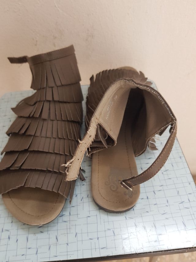 sandalia destalonada de flecos