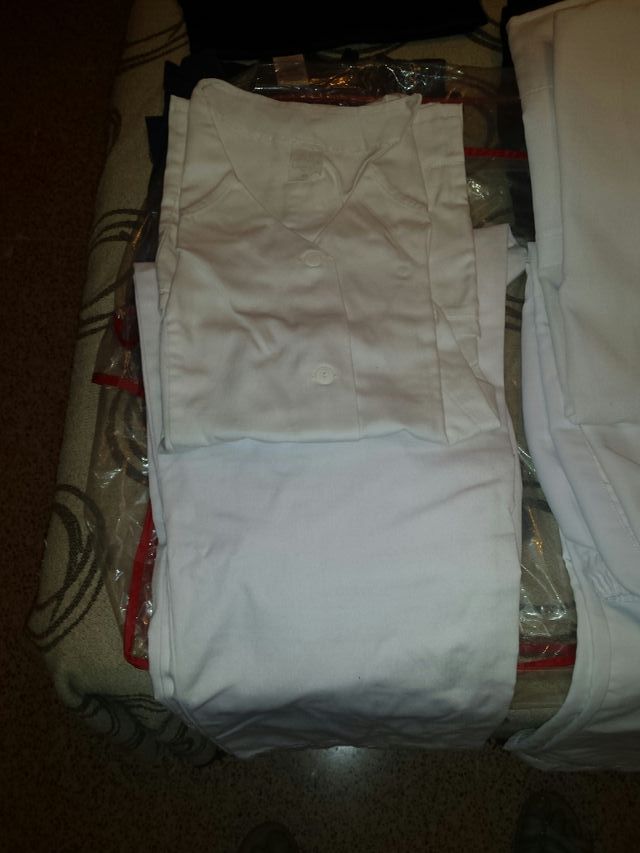 2 pantalones y 2 casacas blancas
