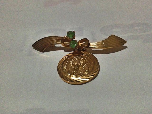 Broche con medalla de la virgen