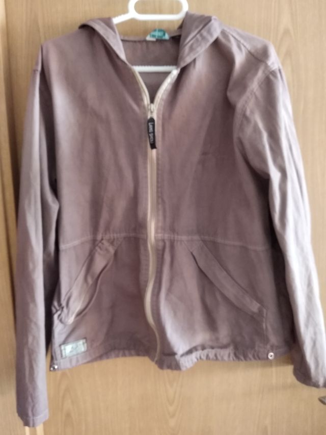 CHAQUETA CON CAPUCHA