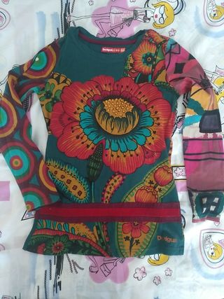Camiseta de desigual talla 11 12 de segunda mano por 9 € en Jersey DESIGUAL niña de segunda mano por 9 € en Madrid en