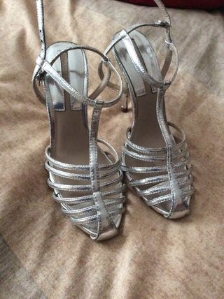 sandalias plateadas zara