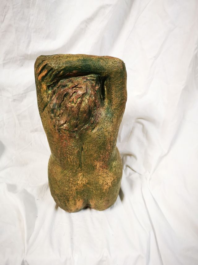 Escultura talla cuerpo de mujer. Carmen Sánchez