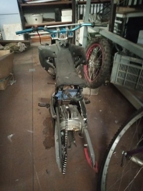 Se vende chasis con ruedas de pit bike