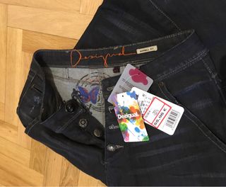 Vaqueros DESIGUAL 36 con ETIQUETA de segunda mano por 16 VAQUEROS NIÑA DESIGUAL de segunda mano por 20 € en Madrid en
