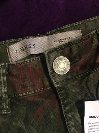Short camuflaje marca guess ORIGINAL CON ETIQUETA de segunda mano por 35  EUR en Madrid en WALLAPOP
