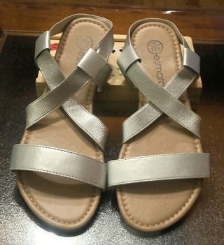 Sandalias plateadas muy cómodas. de segunda mano por 5 EUR en Madrid en  WALLAPOP