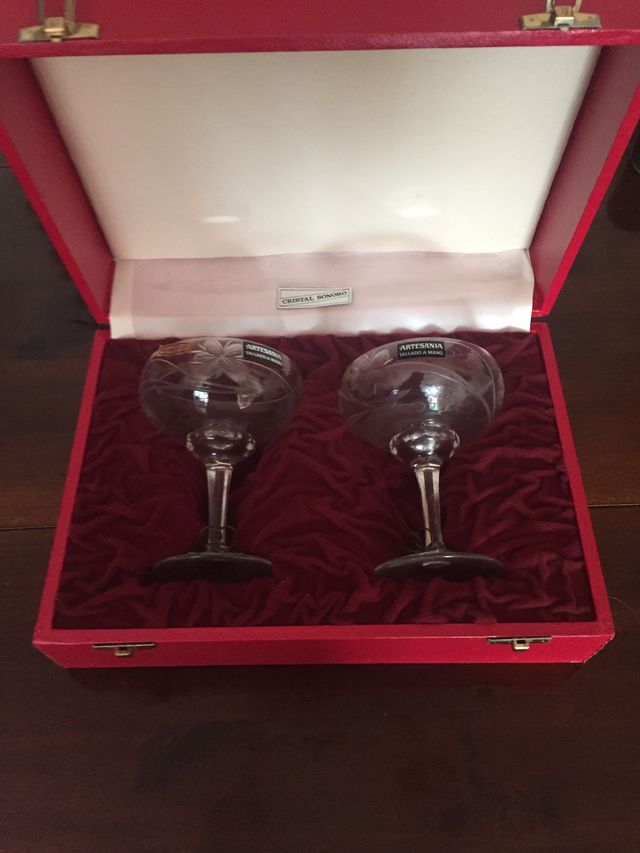 2 Copas de cristal tallado a mano