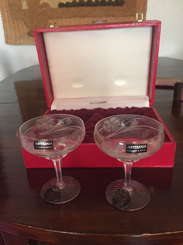 2 Copas de cristal tallado a mano