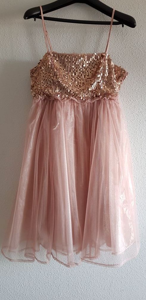 Vestido fiesta elegante y original rosa maquillaje